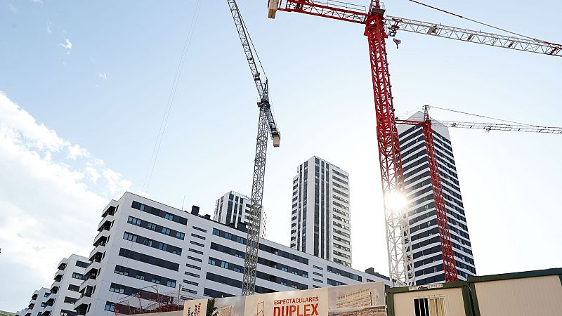 Las Mañanas de RNE con Íñigo Alfonso - El euríbor cierra julio rozando el 1%: ¿Qué tipo de hipoteca conviene más a los clientes? - Escuchar ahora