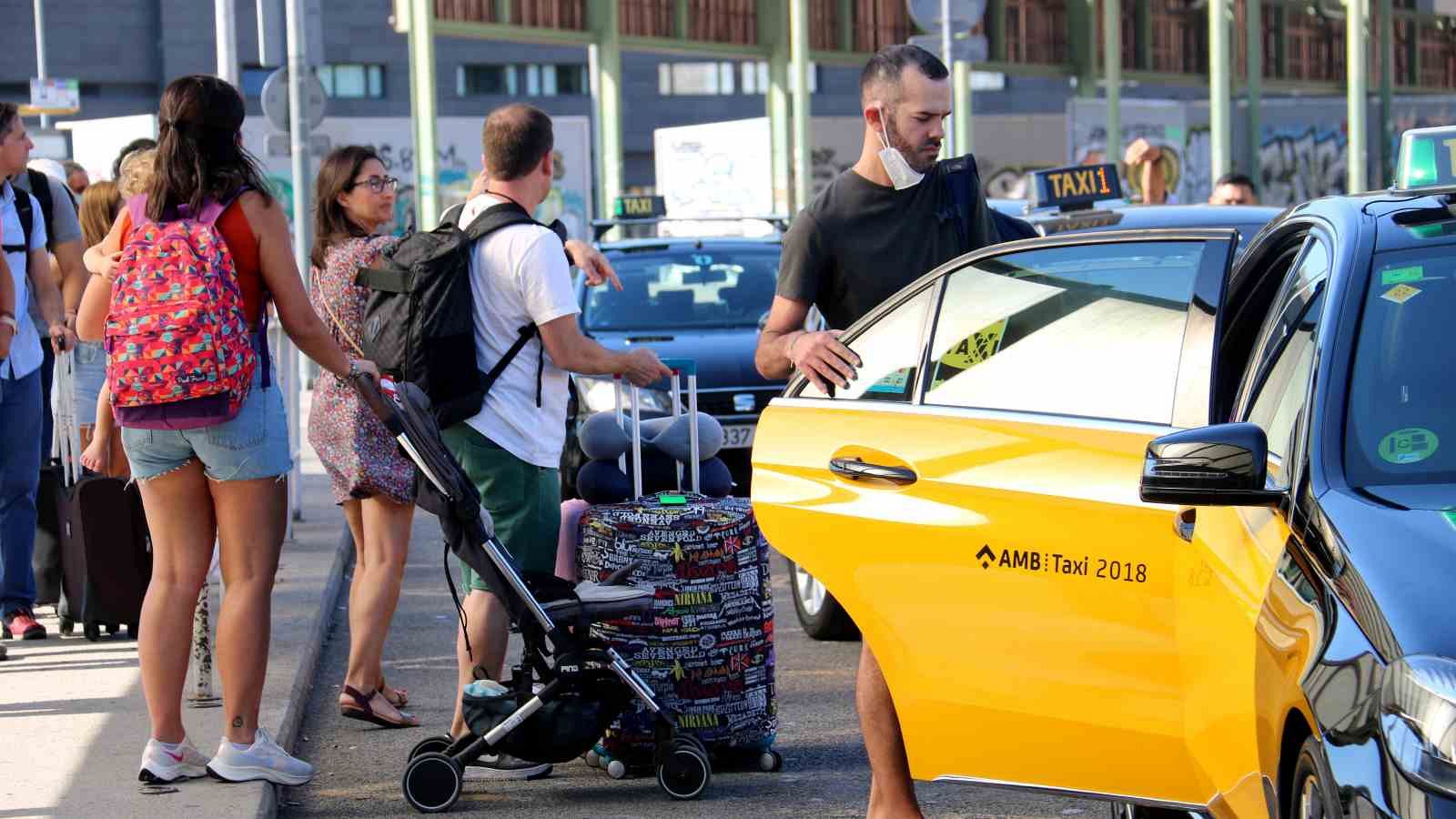 Barcelona inicia el desplegament de 191 microparades de taxi 