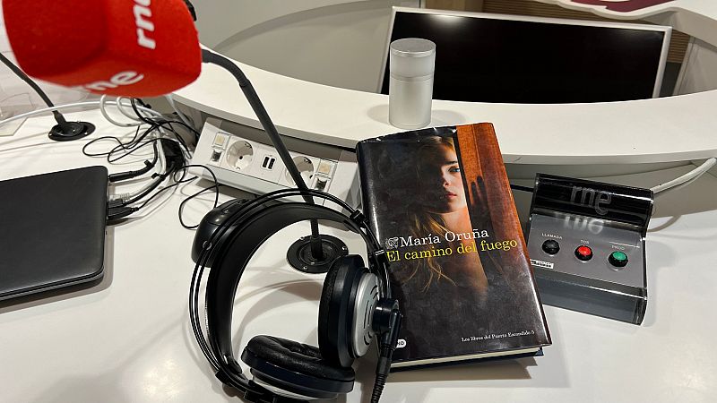 Tarde lo que tarde - María Oruña presenta la novela 'El camino del fuego' - Escuchar ahora
