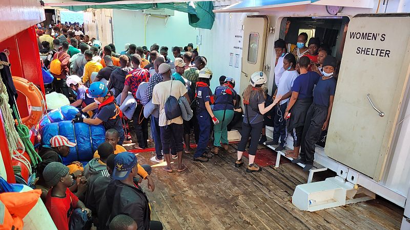 Las Mañanas de RNE - Juan Matías Gil (MSF): "Que no salga en los medios europeos no quiere decir que la gente deje de arriesgar su vida para escapar" - Escuchar ahora