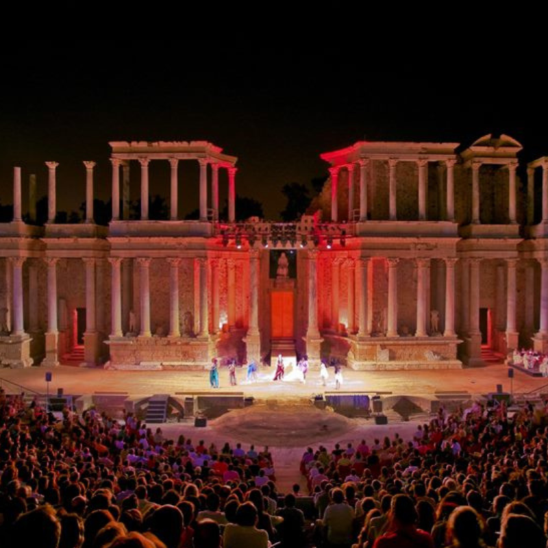 La sala - David Tortosa, Carmen Mayordomo y Ana Trinidad en el Teatro Romano de M�rida - 10/08/22 - Escuchar ahora