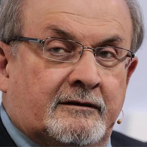 El ojo crítico - El ojo crítico - El escritor Salman Rushdie sufre un ataque encima del escenario - 12/08/22 - escuchar ahora