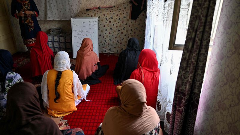 Las mañanas de RNE con Íñigo Alfonso - Los talibanes han borrado a las mujeres de la vida pública en Afganistán - Escuchar ahora