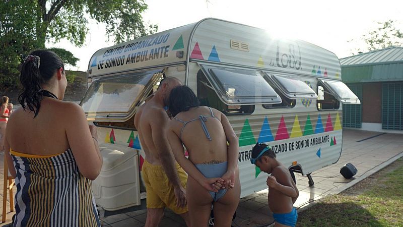 Por tres razones - La canción del verano nace en las piscinas de Madrid - Escuchar ahora