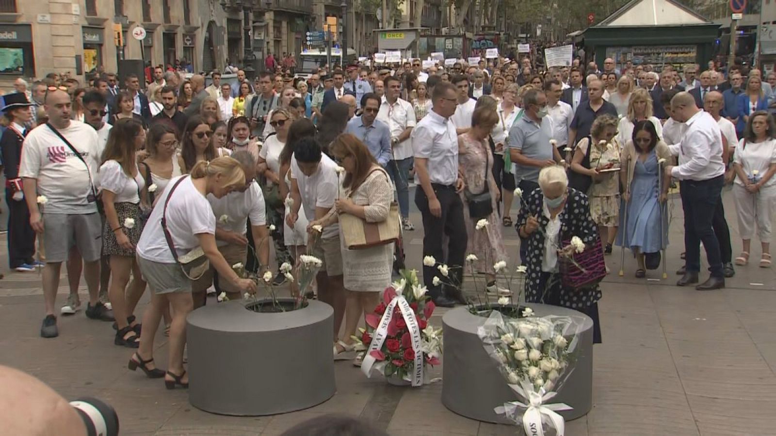 Barcelona ret homenatge a les víctimes del 17A