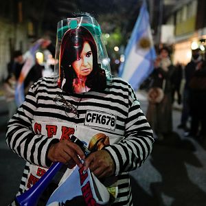 Cinco continentes - Cinco Continentes - CFK se revuelve ante la justicia argentina - Escuchar ahora