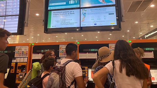 Serveis informatius Ràdio 4 - Ja a la venda l'abonament gratuït de Renfe: poca gent per comprar-lo i molts dubtes