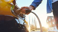 Por tres razones - Dónde contamina más un coche eléctrico que uno de combustión