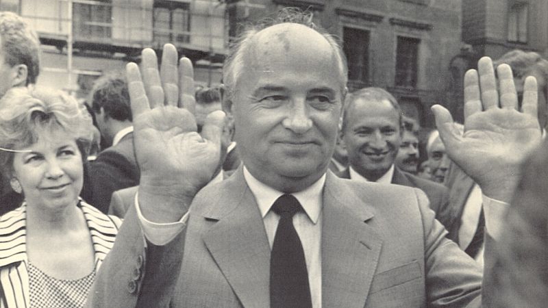 Por tres razones - Cuando a Gorbachov le prestaron 300.000 ptas. en Lanzarote - Escuchar ahora