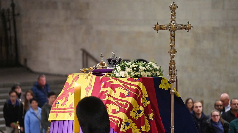 Las Mañanas de RNE con Íñigo Alfonso - José María Pérez, 'Peridis': "No solo estamos enterrando a la Reina sino en alguna medida al Papa" - Escuchar ahora