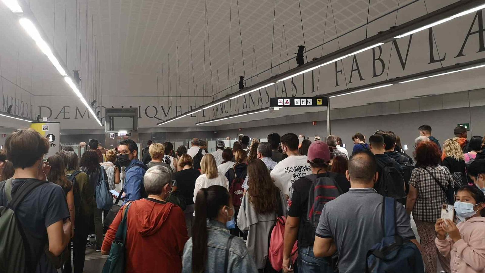 Primer dia laborable amb el tall de Rodalies a l'estació de Sant Andreu Comtal