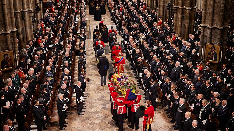 Cinco Continentes - Isabel II, enterrada en el Castillo de Windsor - Escuchar ahora
