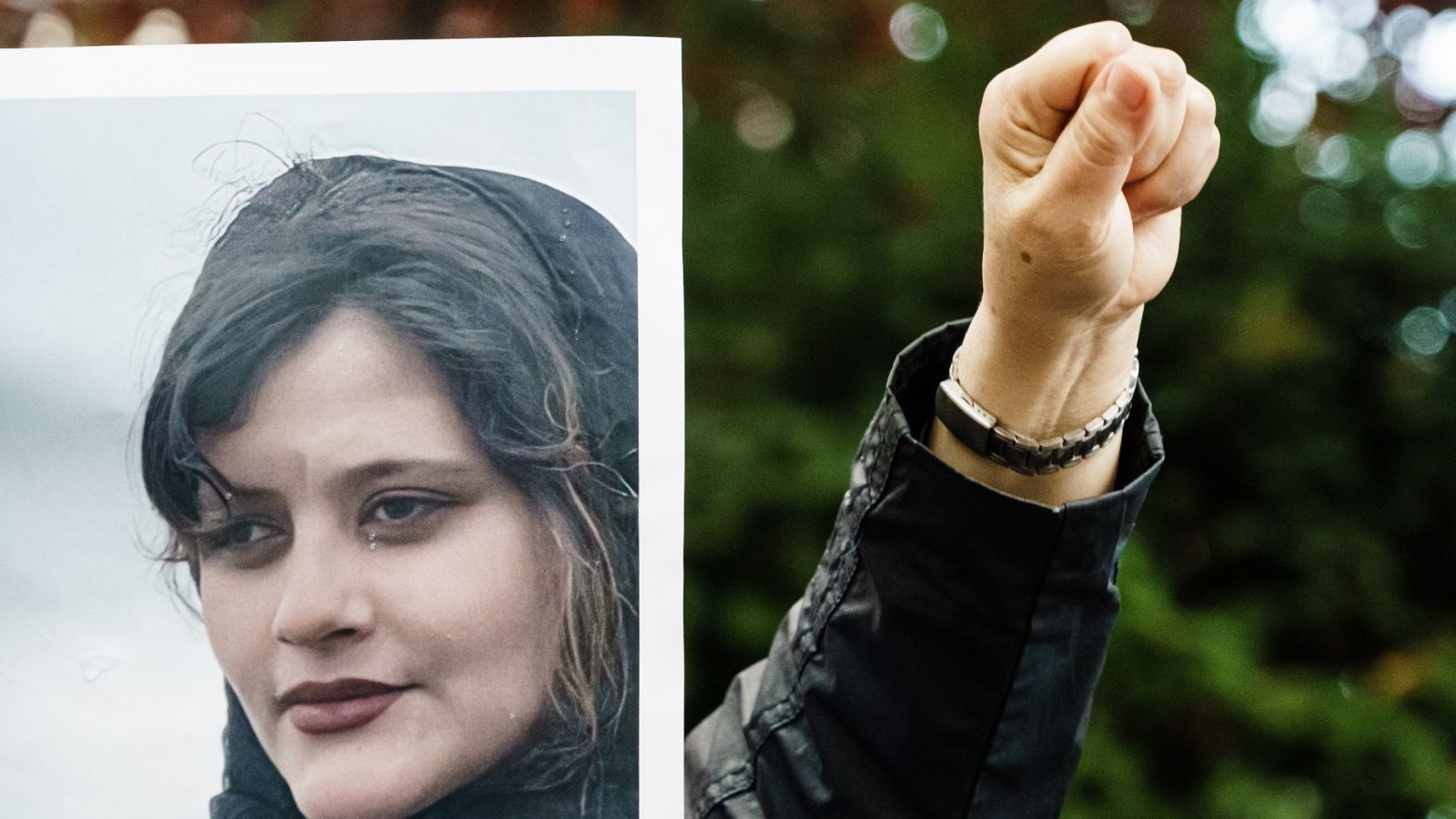 Las Mañanas de RNE con Íñigo Alfonso - Ola de protestas en Irán tras la muerte de Mahsa Amini: "No creo que nada cambie porque este movimiento no es nuevo y llevó a más represión" - Escuchar ahora