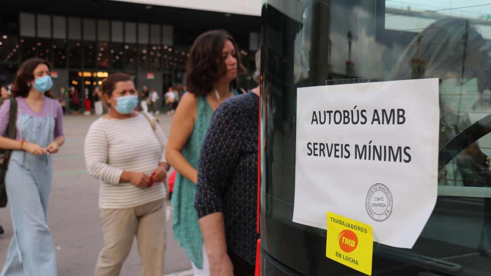 Primera jornada de vaga dels autobusos de TMB a Barcelona: queixes i incertesa