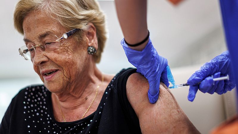 Más cerca - 4ª dosis de la vacuna adaptada a las nuevas variantes - Escuchar ahora 