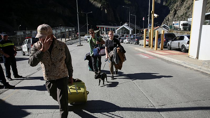 Cinco Continentes - Continúa el éxodo de rusos hacia la frontera - Escuchar ahora