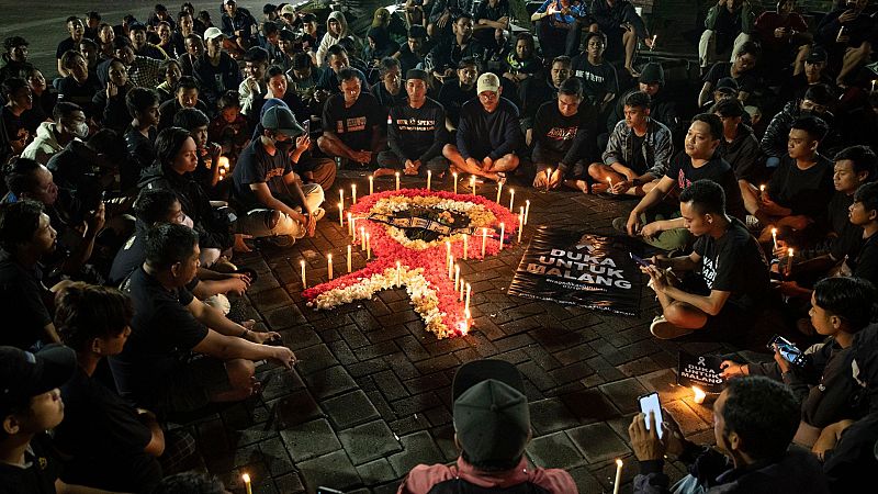 24 horas fin de semana - Tragedias en el mundo del futbol: peleas entre hinchas, avalanchas humanas y mala actuación policial - Escuchar ahora