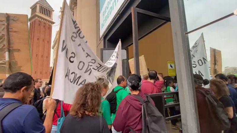 Un centenar de manifestants ocupen el saló immobiliari The District