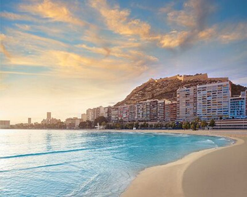 El Postiguet, la playa donde el buen tiempo no acaba nunca - 14/10/22