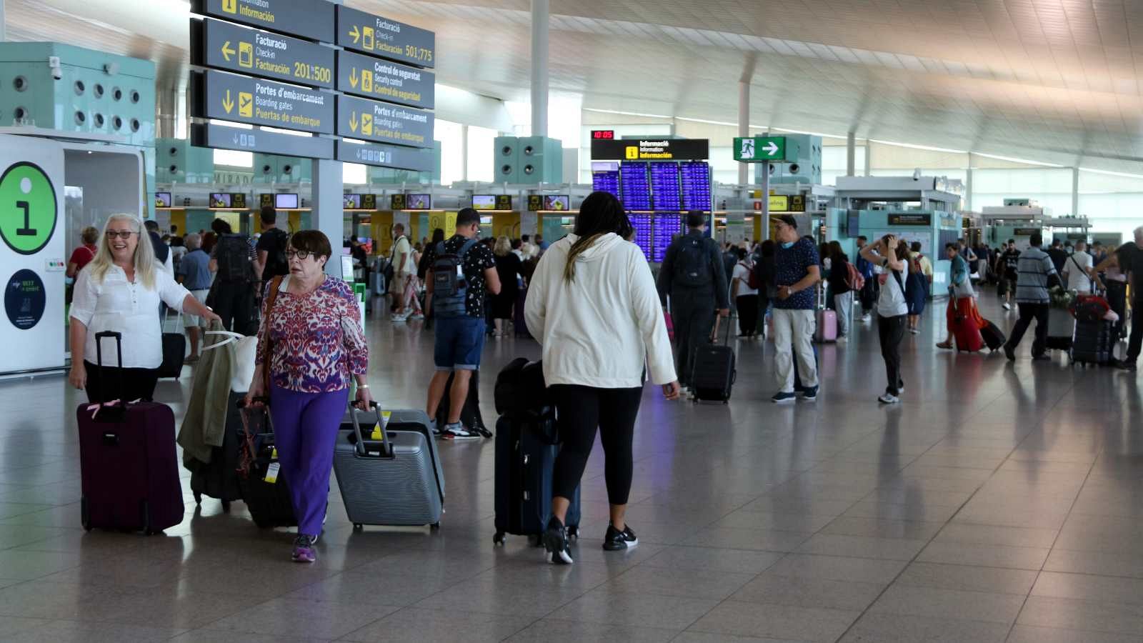 El Prat viu un dia de màxima activitat pel pont de Tots Sants