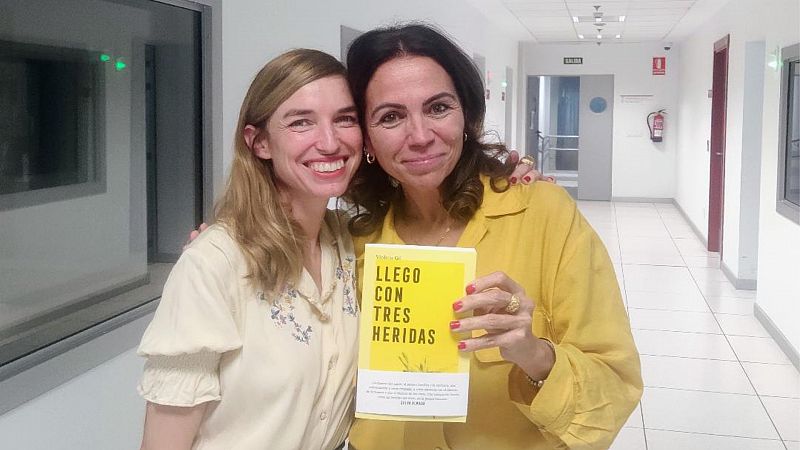 Libros de arena - Violeta Gil y 'Llego con tres heridas' - Escuchar ahora