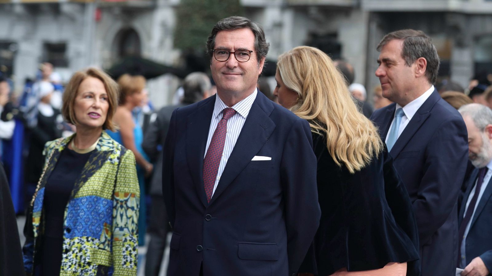 Las Mañanas de RNE - Antonio Garamendi, CEOE: "No decimos que no puedan subir los salarios, pero sí que no pueden subir igual que la inflación" - Escuchar ahora