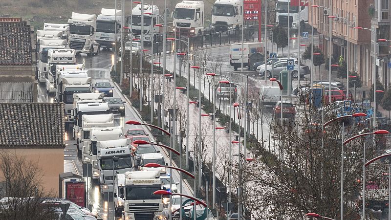 Las Mañanas de RNE con Íñigo Alfonso - Parte del sector del transporte no secunda el paro: "No hay ningún país en la UE que tenga nuestra protección jurídica" - Escuchar ahora