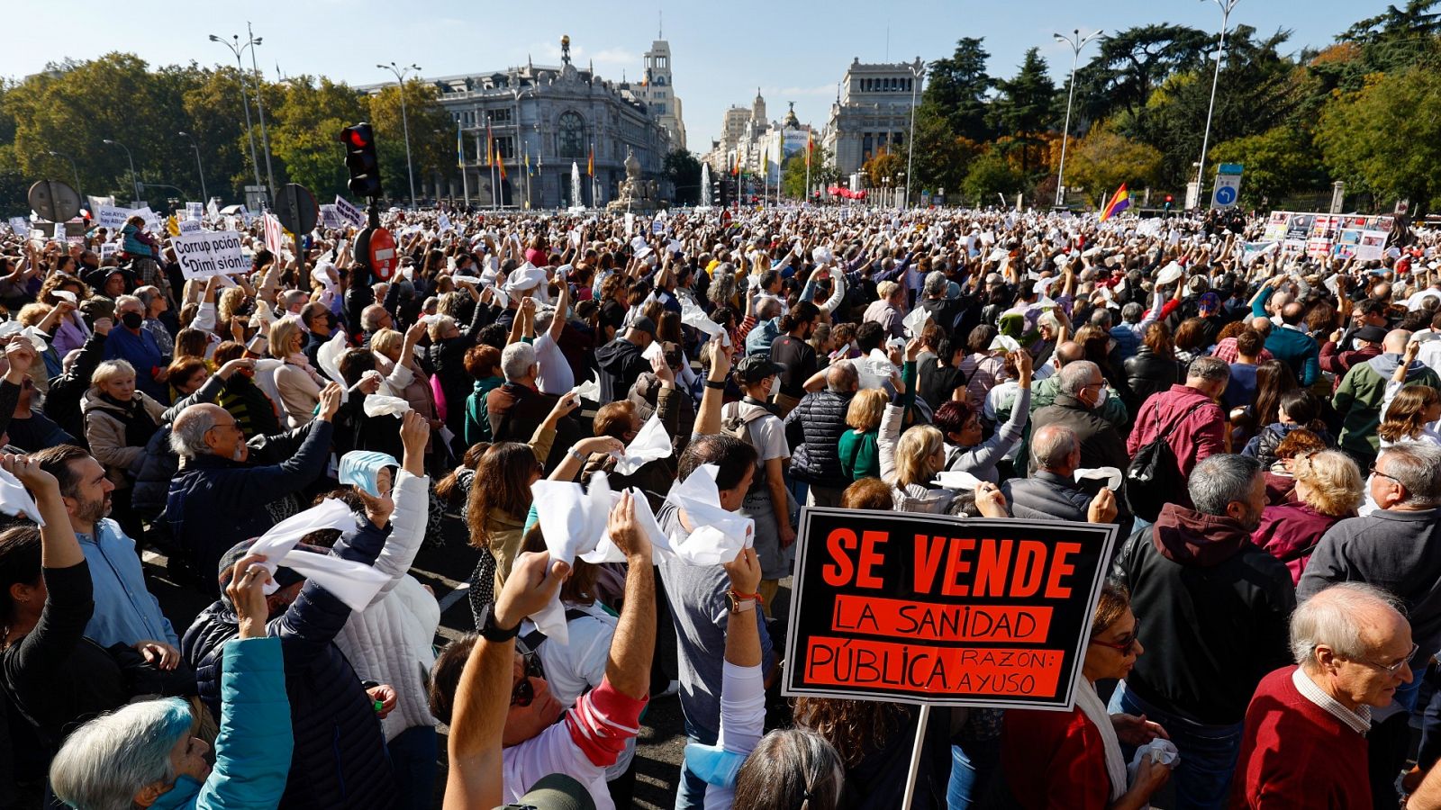 Las Mañanas de RNE - Tomás Cobo, presidente de la Organización Médica Colegial: "Debe haber más batas clínicas y menos corbatas gerenciales en la gestión" - Escuchar ahora