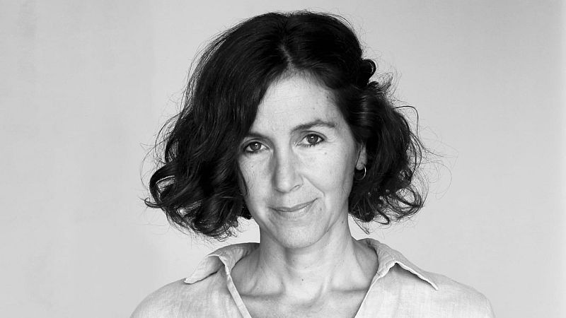 Por tres razones - A la finalista del Premio Planeta la echaron del colegio - Escuchar ahora