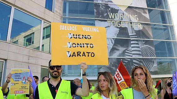 Els sindicats amenacen a convertir la vaga de Vueling en indefinida