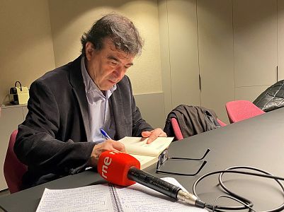 Navarra Informativos - Javier Cercas: "La novela como género es un antídoto contra el fanatismo" - escuchar ahora