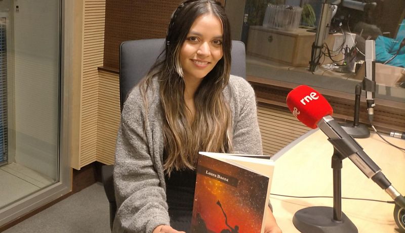 Hora América - Laura Baeza presenta `Una grieta en la noche' - escuchar ahora