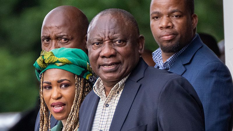 Cinco Continentes - Ramaphosa se libra de perder la presidencia de Sudáfrica - Escuchar ahora