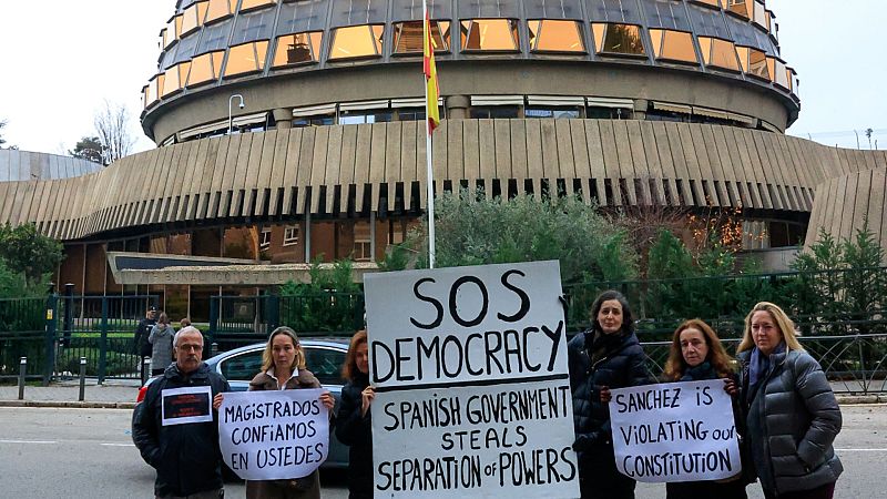 Las Mañanas de RNE con Íñigo Alfonso - El TC decide paralizar la tramitación de las enmiendas para su renovación: "Este fallo marca un antes y un después en la actividad del TC" - Escuchar ahora