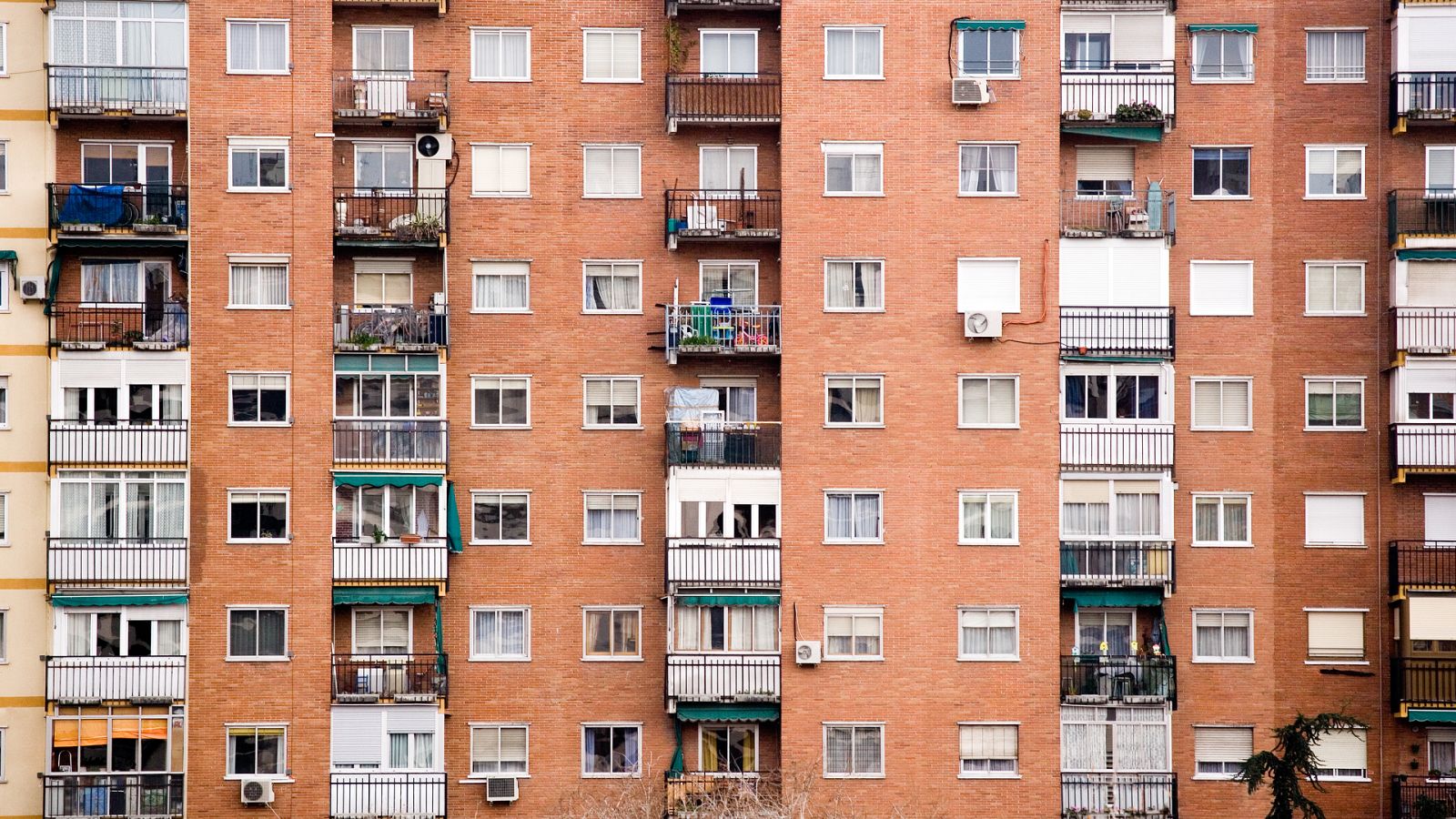 Por tres razones - Manuela consigue rehabilitar todo un barrio en Madrid - Escuchar ahora
