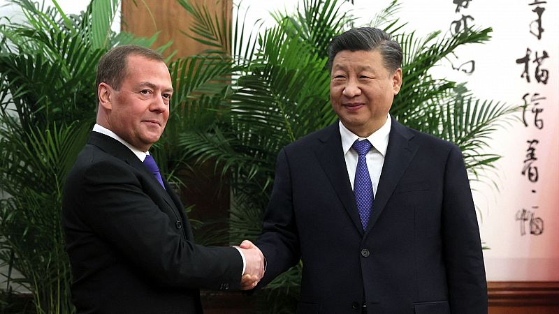 Cinco Continentes - Xi Jinping recibe al primer ministro ruso en Pekín - Escuchar ahora