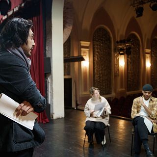 A l'altra banda, de Sergi Belbel i Roc Esquius