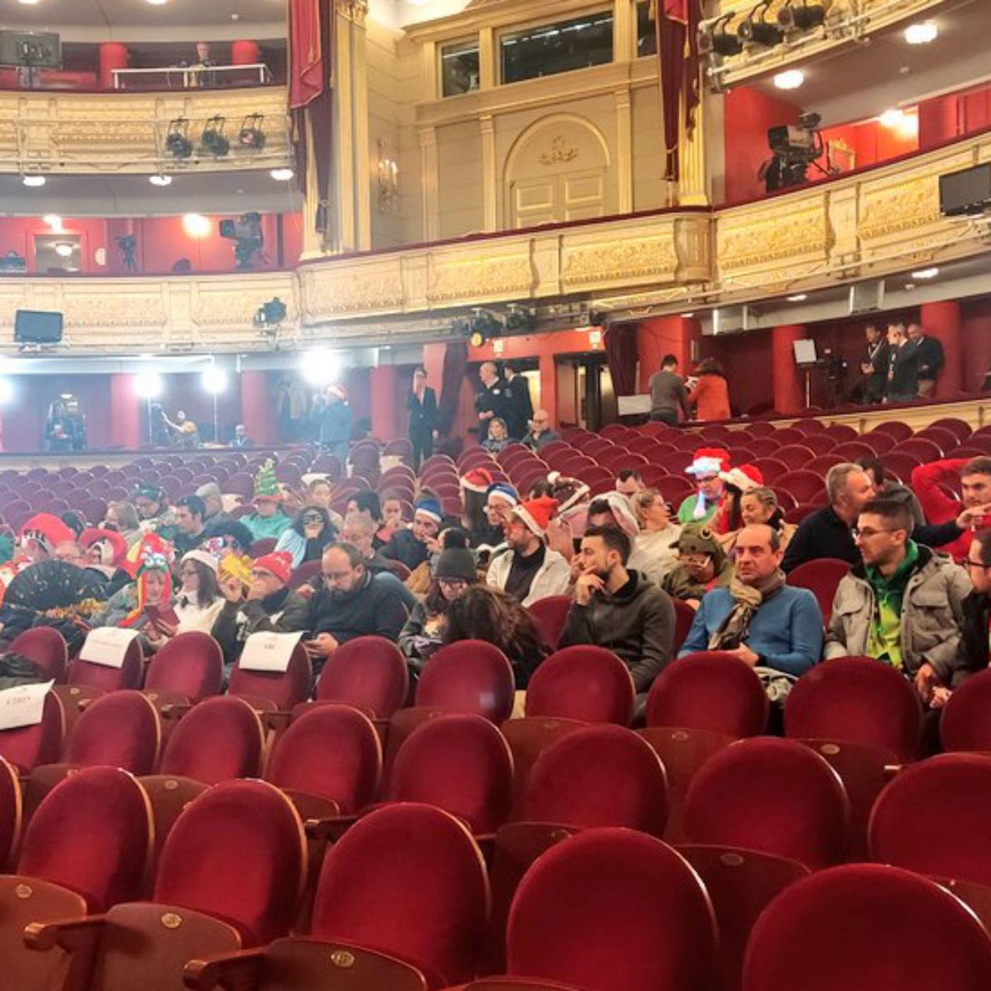 A media mañana - Los últimos en abandonar el Teatro Real - Escuchar ahora