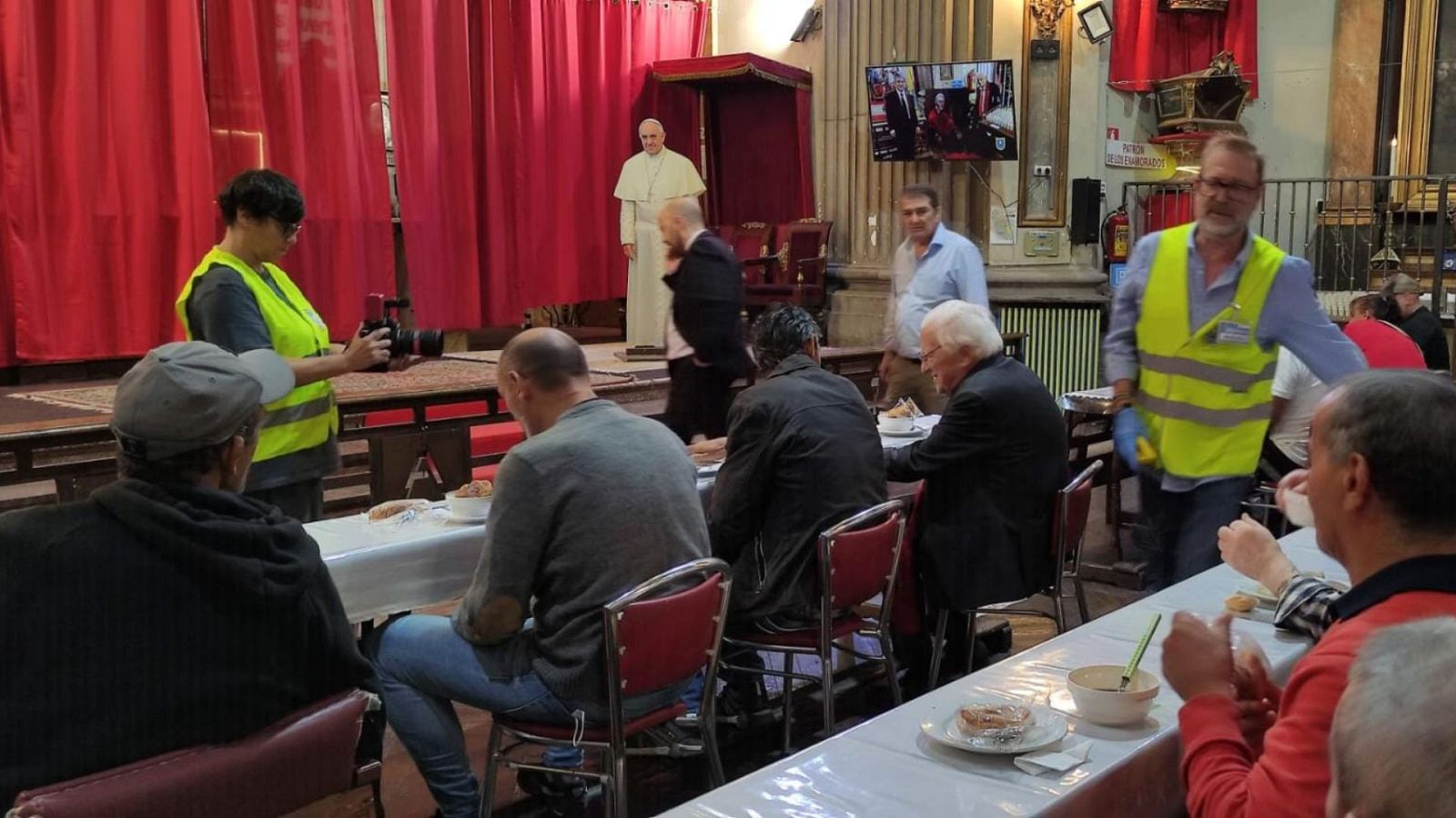 Las Mañanas de RNE - Desayunos y Nochebuena en la Iglesia de San Antón: "Necesitan calor, la soledad duele" - Escuchar ahora