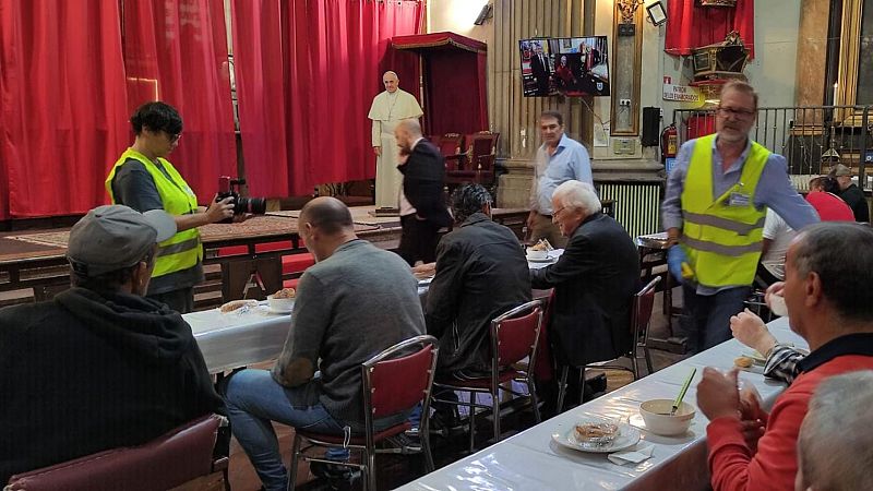 Las Mañanas de RNE - Desayunos y Nochebuena en la Iglesia de San Antón: "Necesitan calor, la soledad duele" - Escuchar ahora