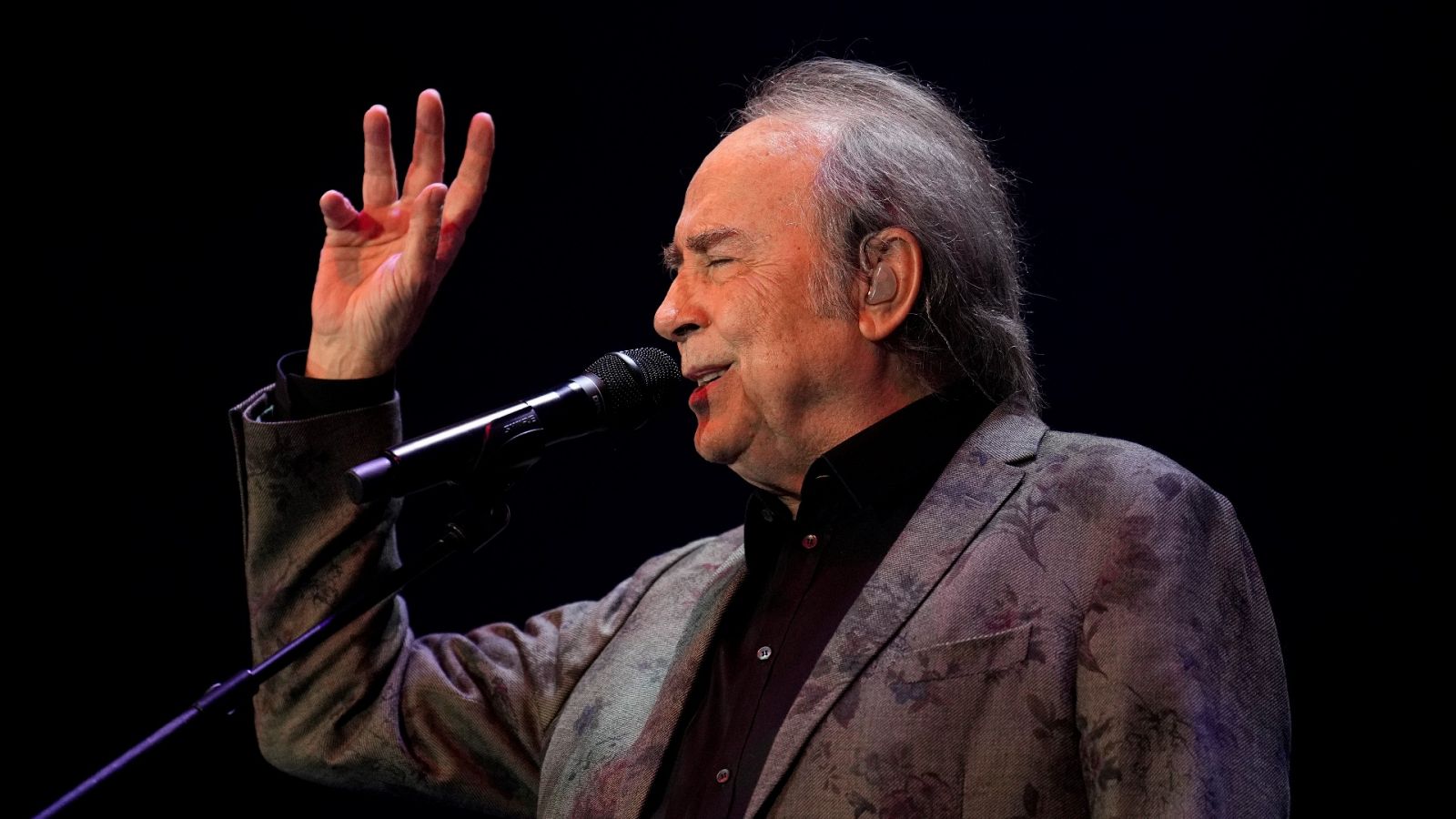 Serrat marxa però ens deixa una maleta plena de cançons | MARTA ORQUÍN