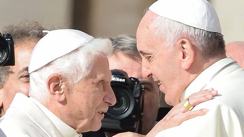 España a las 8 Fin de semana - Juan María Laboa: "Aunque Benedicto XVI vestía de blanco ya era un obispo más" - Escuchar ahora