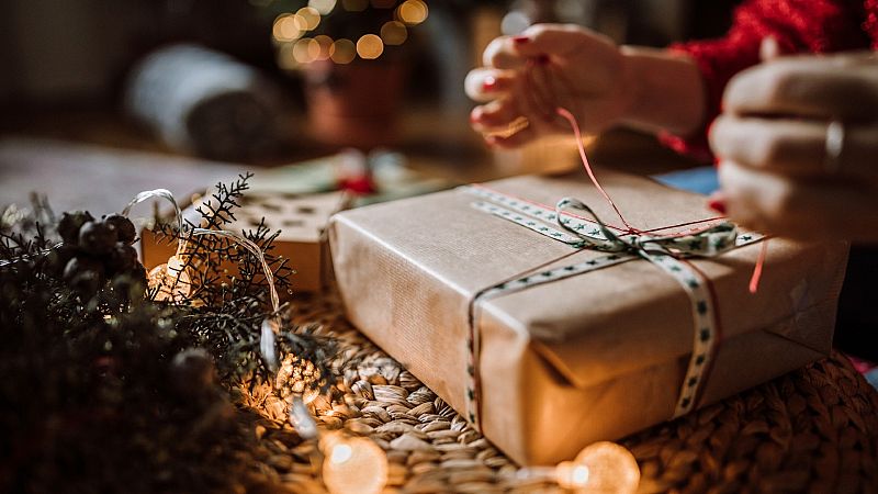 Las Mañanas de RNE con Íñigo Alfonso - La tradición de regalar por Navidad: así son las diferentes figuras que traen regalos en el mundo - Escuchar ahora