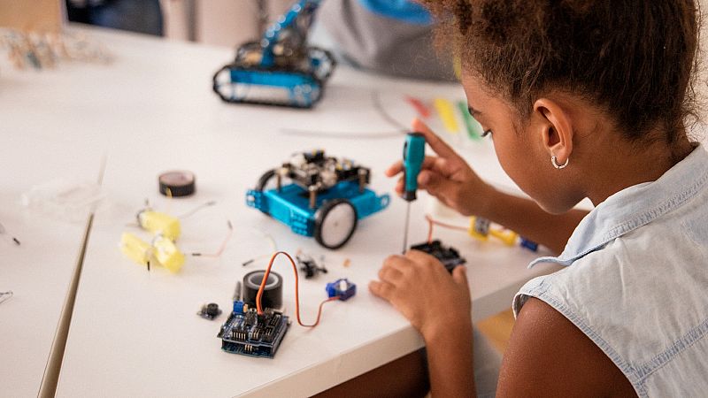 Las Mañanas - Valeria Corrales, creadora de ValPat: "Queremos motivar a las niñas a que se introduzcan en el mundo de la tecnología" - Escuchar ahora