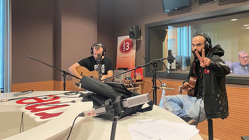 A media ma�ana - Ac�stico de El Ni�o de la Hipoteca - Escuchar ahora 