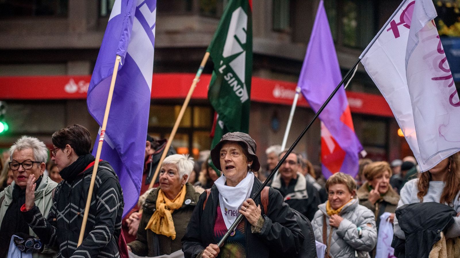 Las Mañanas de RNE - Andrea Uña, Movimiento de Pensionistas de Euskal Herria y Bizkaia: "Vamos a poner en alza que ninguna persona puede vivir con menos de 1.080 euros" - Escuchar ahora