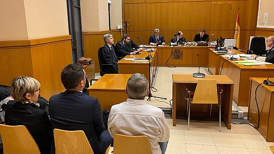 Serveis informatius Ràdio 4 - Dos regidors del PSC pacte un any de presó per expulsar una policies d'uns hotels l'1-O