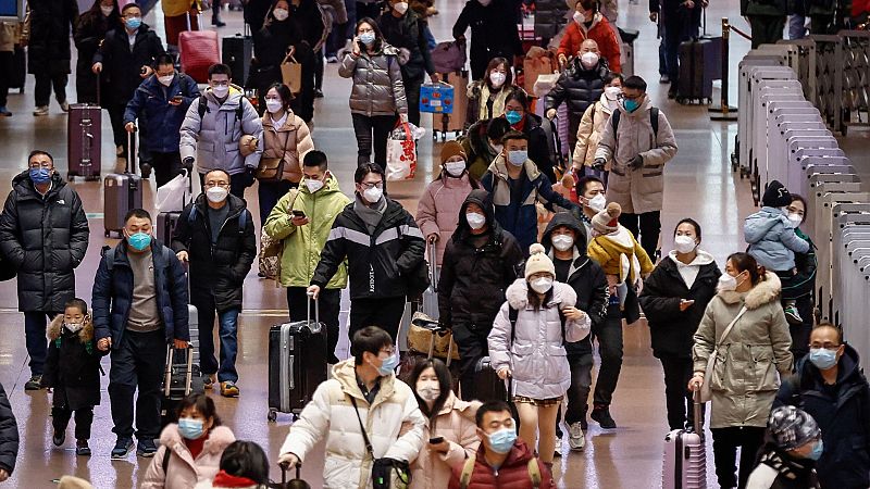 Las Mañanas de RNE - Quique Bassat, epidemiólogo: "En China llevan más de un mes en un pico de transmisión tan importante que no quedan tantas personas por infectarse" - Escuchar ahora