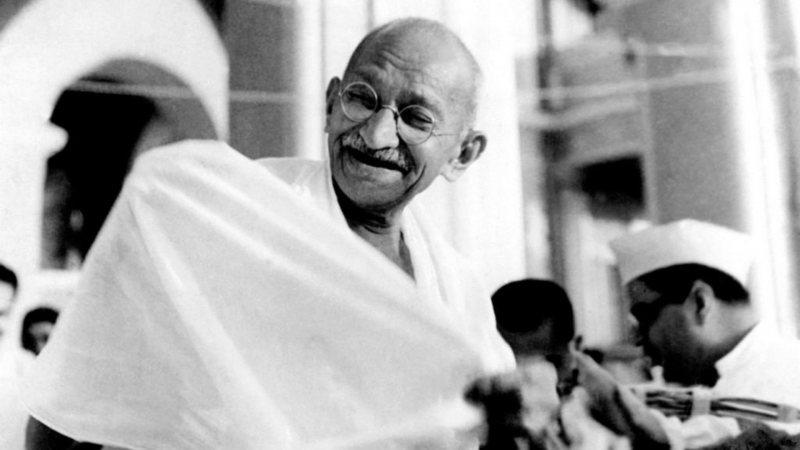 El ojo crítico - Martín Llade y Mahatma Ghandi - Escuchar ahora