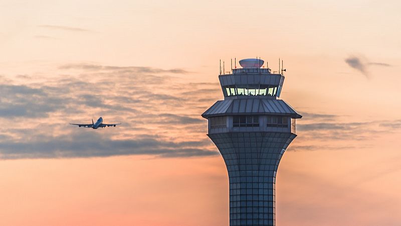 Más cerca - Huelga de controladores aéreos en aeropuertos de toda España - Escuchar ahora 